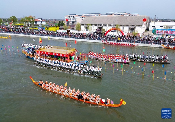 4月4日， 選手在參加茅山會船盛會（無人機照片）。新華社發(fā)（顧繼紅 攝）