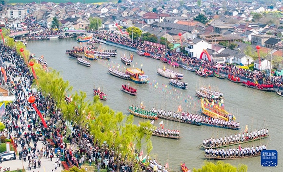 4月4日，選手在參加茅山會船盛會（無人機照片）。?新華社發(fā)（周社根 攝）