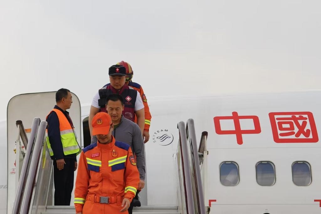 4月6日，在云南省昆明長(zhǎng)水機(jī)場(chǎng)，中國(guó)云南救援醫(yī)療隊(duì)抵達(dá)昆明。新華社記者 高詠薇 攝