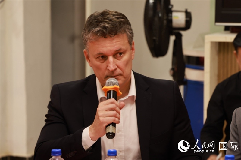 巴西中國友好協(xié)會(huì)主席恩里克·達(dá)諾布雷加在座談會(huì)上致辭。人民網(wǎng)記者 陳海琪攝