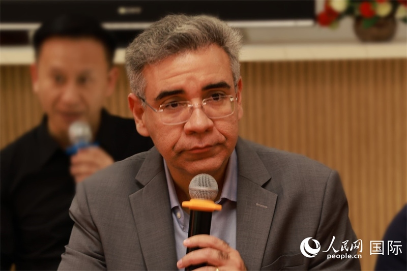 巴西弗魯米嫩塞聯(lián)邦大學(xué)教授、中國問題專家埃萬德羅·卡瓦略在座談會(huì)上致辭。人民網(wǎng)記者 陳海琪攝