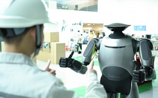 在廣汽研究院，人形機(jī)器人團(tuán)隊(duì)的周仁義在演示GoMate機(jī)器人互動(dòng)功能（新華社記者 鄧華 攝）