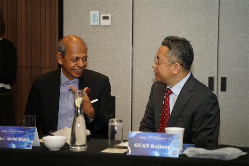 分享會(huì)現(xiàn)場(chǎng)，中方記者同與會(huì)代表進(jìn)行友好交流。林俊揚(yáng)攝