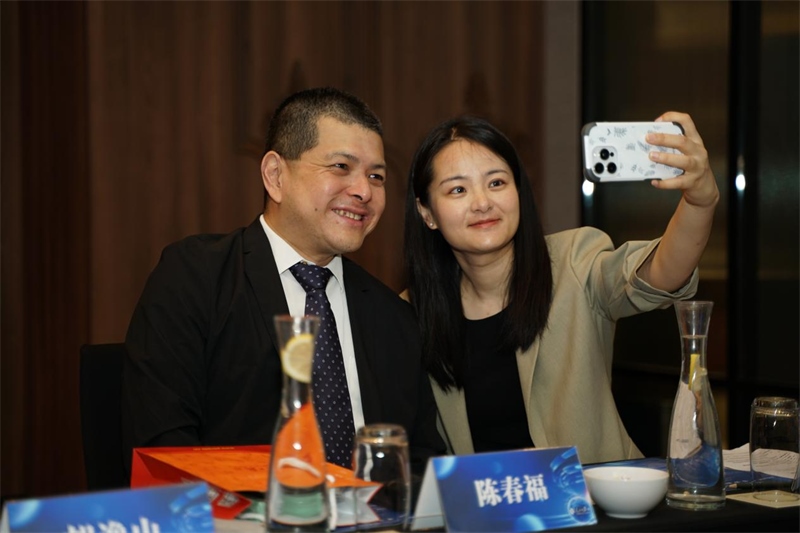 分享會(huì)上，中方記者同與會(huì)代表合影留念。林俊揚(yáng)攝