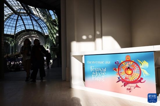 4月11日，人們在法國巴黎大皇宮參加2025巴黎書展。新華社記者 高靜 攝