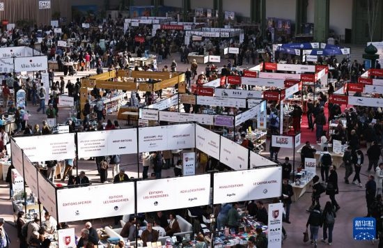 4月11日，人們在法國巴黎大皇宮參加2025巴黎書展。新華社記者 高靜 攝