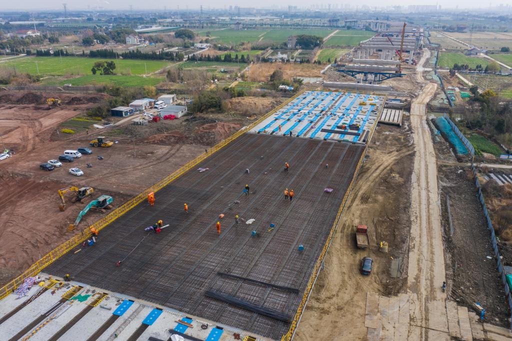 3月7日，在524國(guó)道秀洲王江涇至新塍公路工程TJ02標(biāo)段，作業(yè)人員正在進(jìn)行60米鋼混組合梁現(xiàn)澆橋面板鋼筋焊接及綁扎作業(yè)（無(wú)人機(jī)照片）。新華社記者 徐昱 攝