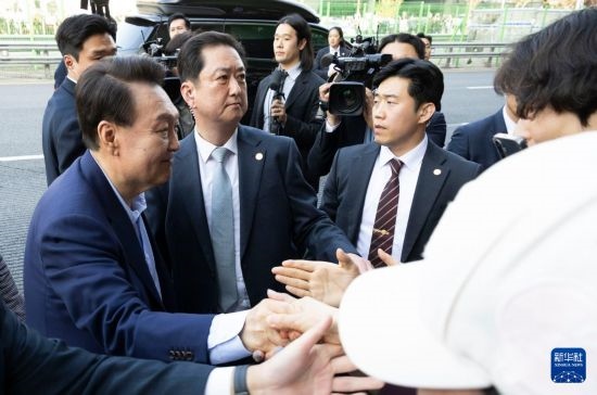 4月11日，韓國前總統(tǒng)尹錫悅（左一）在離開首爾漢南洞官邸時與支持者握手。新華社發(fā)（全休相攝）