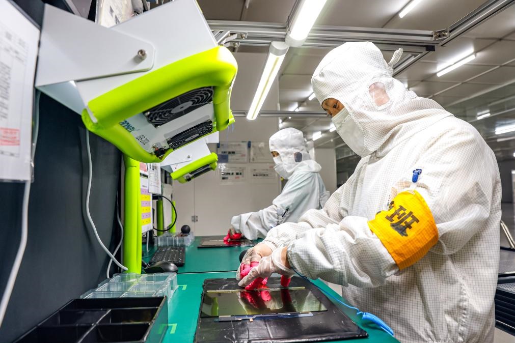 3月27日，在位于寧夏賀蘭工業(yè)園區(qū)的湯姆森電氣有限公司生產(chǎn)車間內(nèi)，工作人員制作硅膠絕緣護(hù)套。新華社記者 楊植森 攝