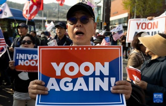 4月11日，在韓國首爾漢南洞官邸附近，支持者為韓國前總統(tǒng)尹錫悅送行。新華社發(fā)（全休相攝）