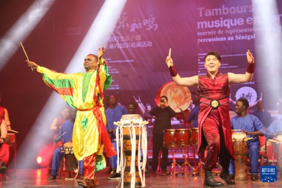 4月10日，在塞內加爾首都達喀爾的國家大劇院，中央音樂學院進擊打擊樂團與塞內加爾杜杜·恩迪亞耶·羅斯打擊樂團同臺演出。新華社記者 司源 攝