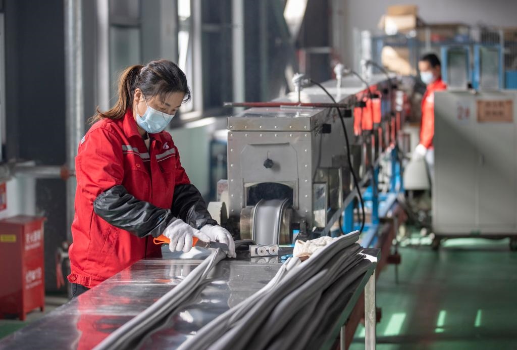 3月27日，在位于寧夏賀蘭工業(yè)園區(qū)的湯姆森電氣有限公司生產(chǎn)車間內(nèi)，工作人員制作硅膠絕緣護(hù)套。新華社記者 楊植森 攝
