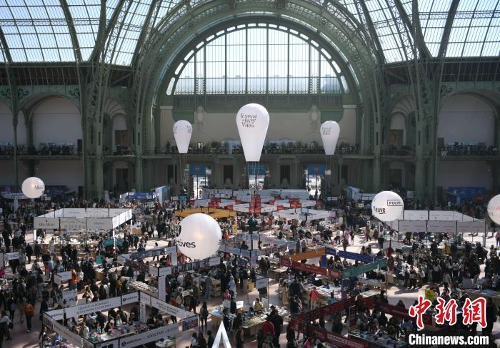 當(dāng)?shù)貢r(shí)間4月11日，2025年巴黎圖書(shū)節(jié)在巴黎大皇宮揭幕。圖為巴黎大皇宮的圖書(shū)節(jié)現(xiàn)場(chǎng)。中新社記者 李洋 攝