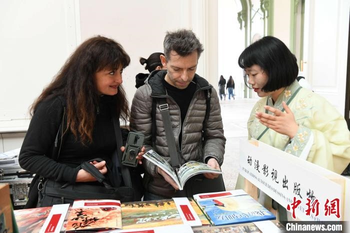 當(dāng)?shù)貢r(shí)間4月11日，2025年巴黎圖書(shū)節(jié)在巴黎大皇宮揭幕。中國(guó)出版代表團(tuán)攜千余種中國(guó)精品圖書(shū)亮相展會(huì)。 中新社記者 李洋 攝