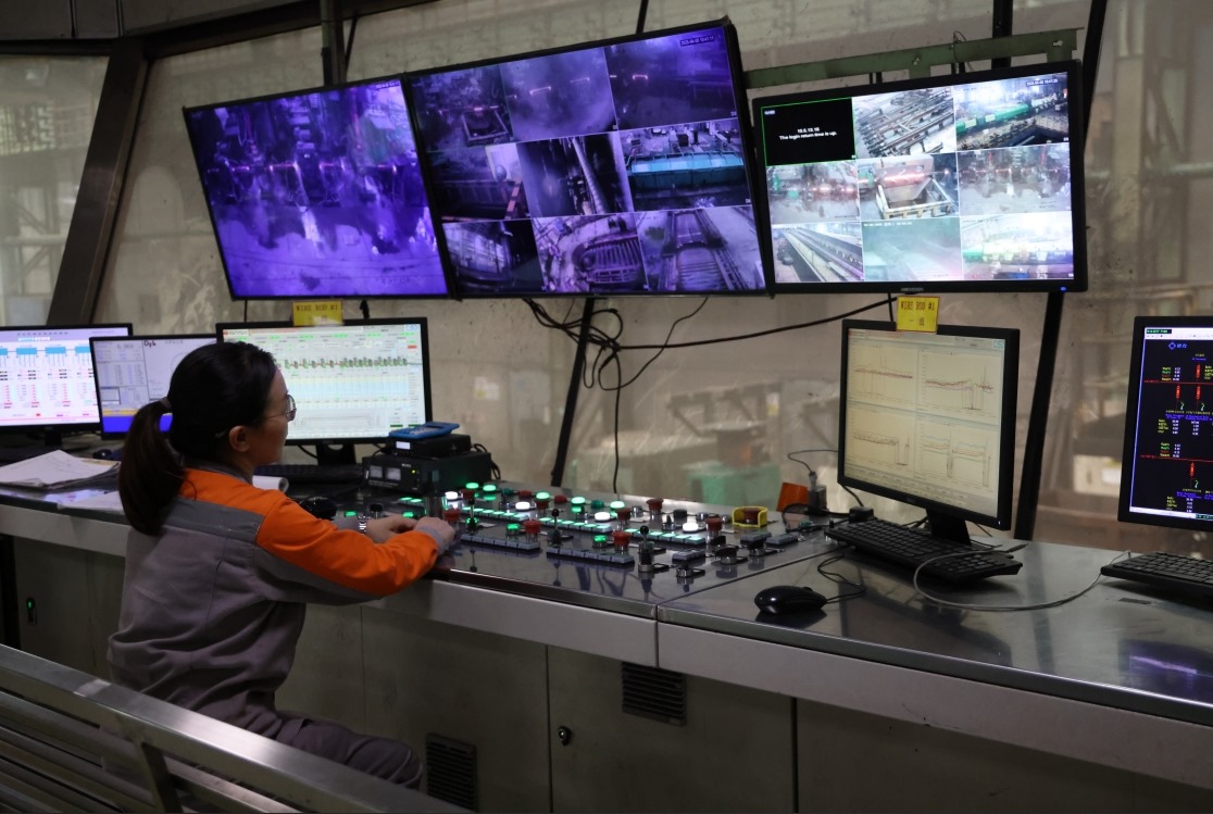 工作人員在馬中關(guān)丹產(chǎn)業(yè)園內(nèi)的聯(lián)合鋼鐵生產(chǎn)車間內(nèi)工作。（人民日?qǐng)?bào)記者楊一 攝）