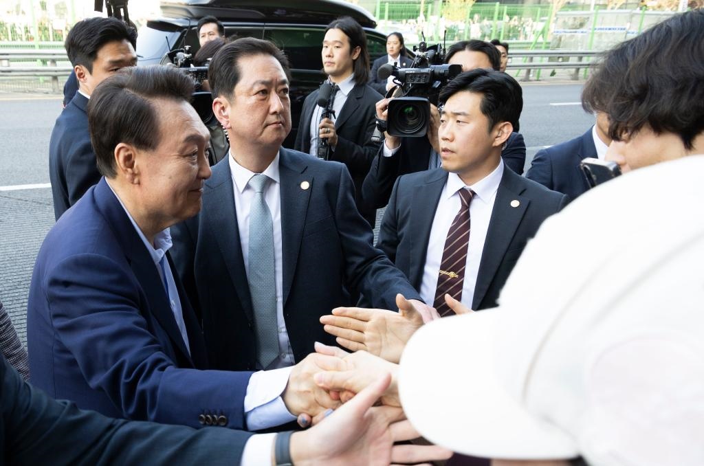 4月11日，韓國前總統(tǒng)尹錫悅（左一）在離開首爾漢南洞官邸時(shí)與支持者握手。新華社發(fā)（全休相攝）