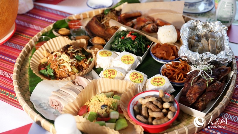 長桌宴上擺滿了海南特色佳肴。人民網(wǎng)記者 符武平攝