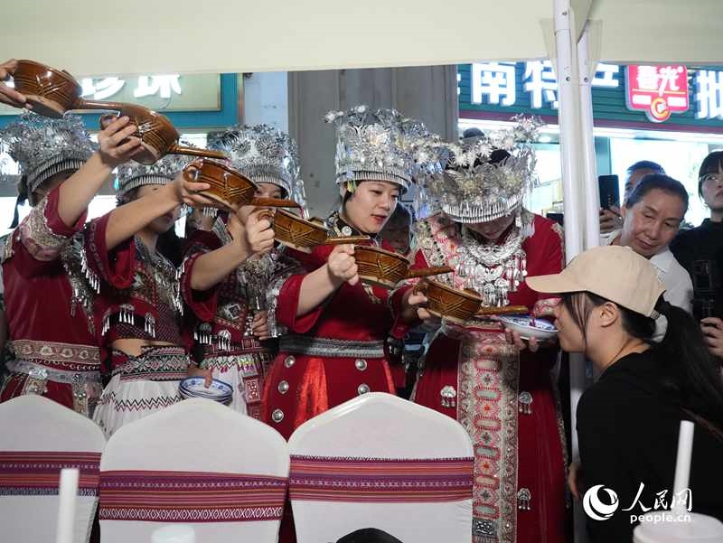 游客體驗互動演出《高山流水》。人民網(wǎng)記者 張力洋攝