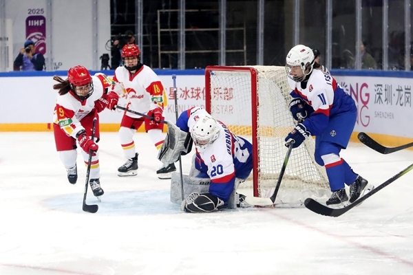 中國(guó)隊(duì)球員孔明會(huì)(左一)射門。圖片來(lái)源：中國(guó)冰球協(xié)會(huì)