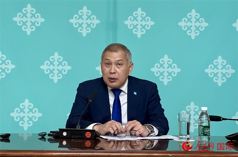 哈薩克斯坦駐華大使沙赫拉特·努雷舍夫在哈駐華大使館舉辦新聞發(fā)布會。人民網(wǎng)阿爾達克 攝