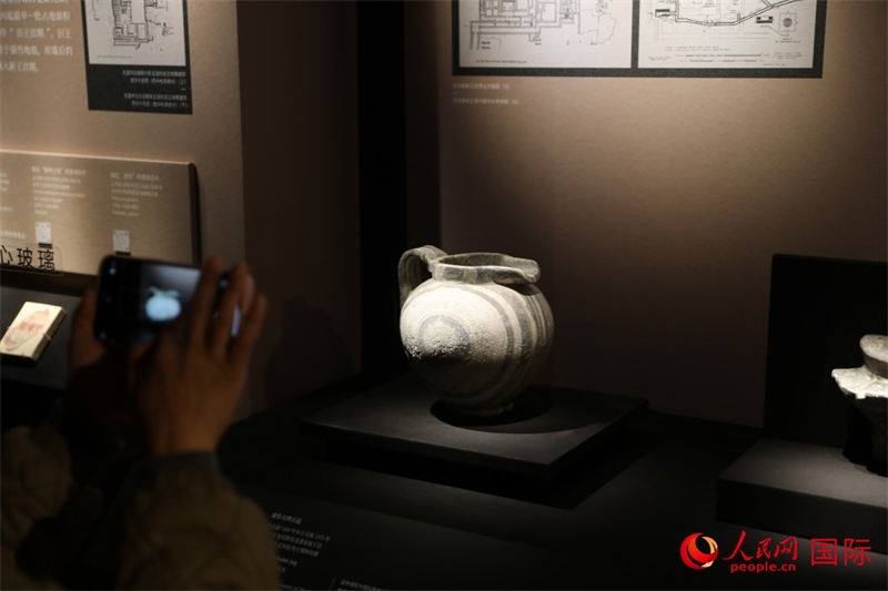 參觀者在拍攝。4月14日，來(lái)自希臘伊拉克利翁考古博物館的文物在故宮博物院展出。（人民網(wǎng) 張澤宇攝）