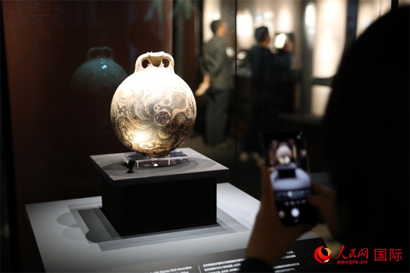 參觀者在拍攝。4月14日，來(lái)自希臘伊拉克利翁考古博物館的文物在故宮博物院展出。（人民網(wǎng) 張澤宇攝）