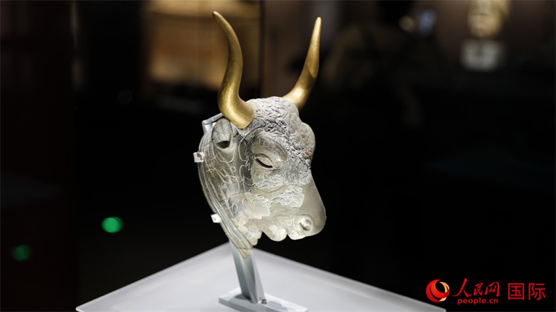 公牛頭型綠泥石來(lái)通杯。4月14日，來(lái)自希臘伊拉克利翁考古博物館的文物在故宮博物院展出。（人民網(wǎng) 張澤宇攝）