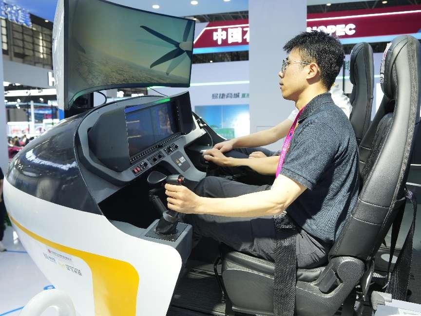 記者體驗低空經(jīng)濟(jì)的應(yīng)用消費場景。人民網(wǎng)記者 張力洋攝