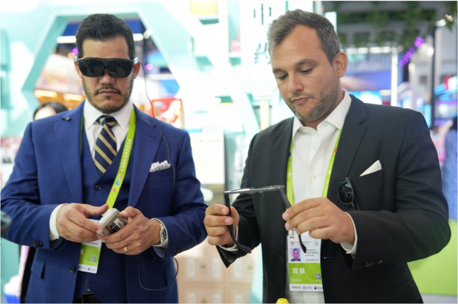 觀展嘉賓體驗科技消費新產(chǎn)品。中國國際消費品博覽會組委會網(wǎng)上新聞中心供圖