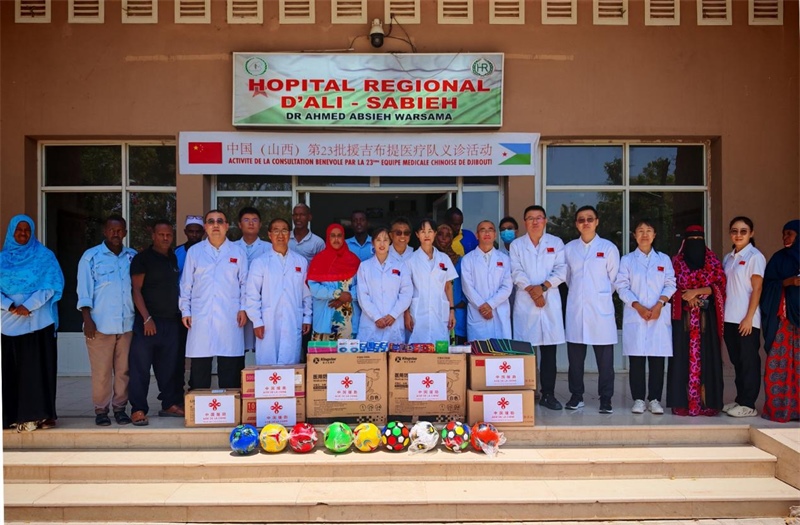 中國（山西）第23批援吉布提醫(yī)療隊在當(dāng)?shù)亻_展義診，并捐贈一批急需藥品。中國（山西）第23批援吉布提醫(yī)療隊供圖