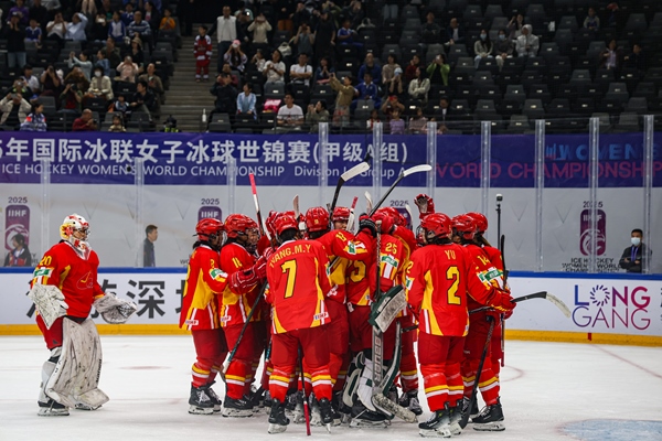 中國(guó)隊(duì)球員慶祝勝利。圖片來(lái)源：中國(guó)冰球協(xié)會(huì)