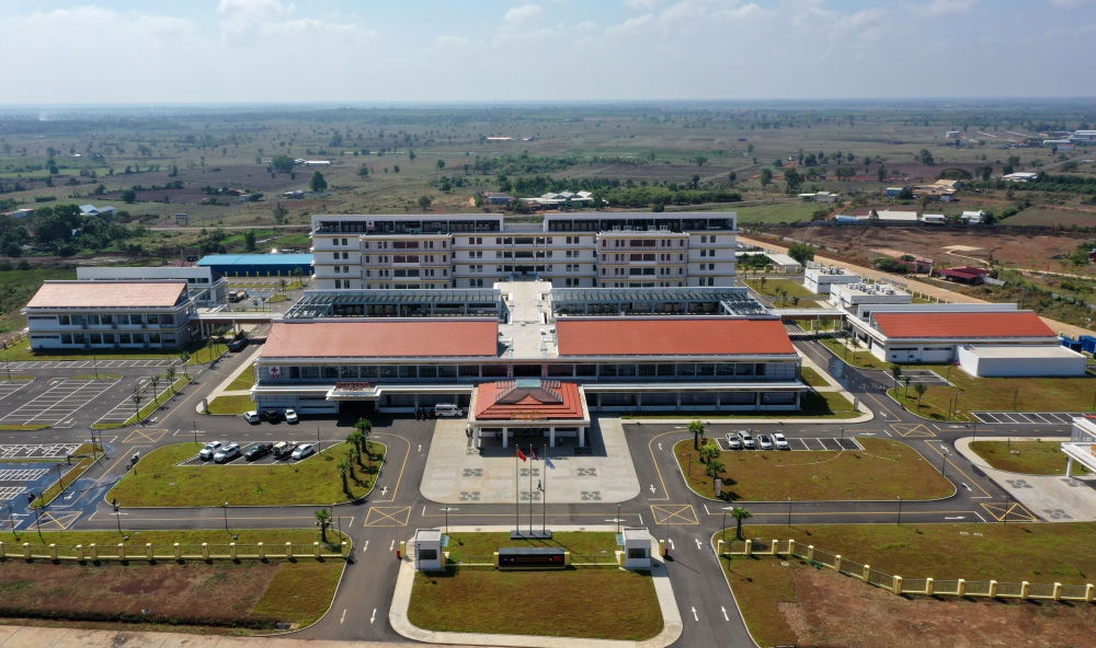 2022年2月17日在柬埔寨特本克蒙省新區(qū)拍攝的中國(guó)援柬埔寨特本克蒙省醫(yī)院。