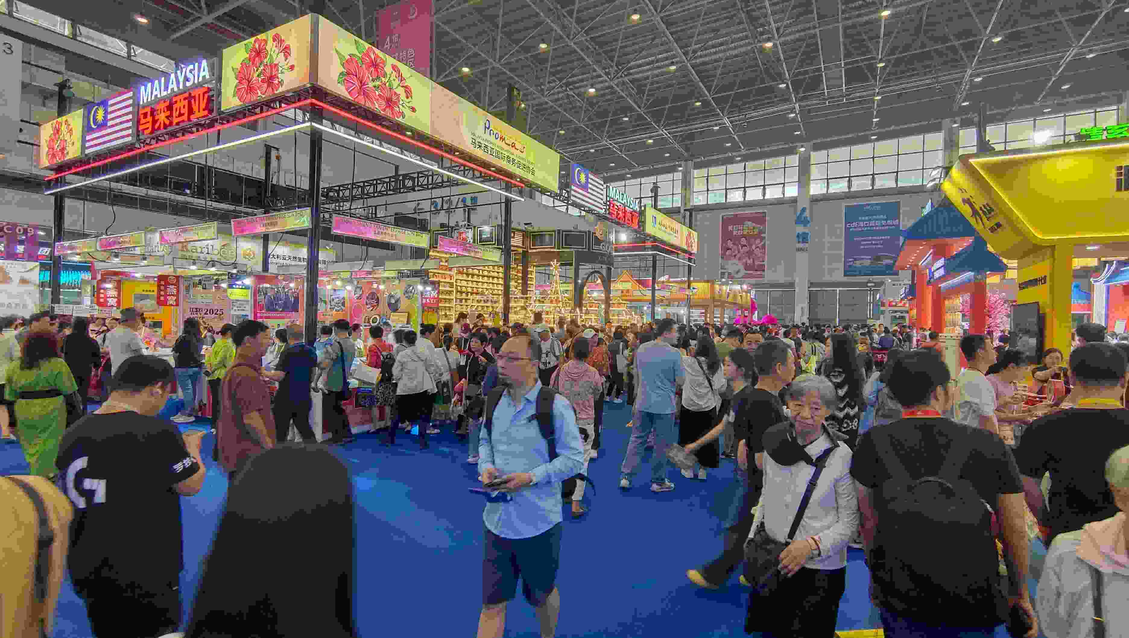 消博會(huì)迎來公眾開放日，眾多市民、客商來到展館參觀、購物。人民網(wǎng)記者 李彤?dāng)z