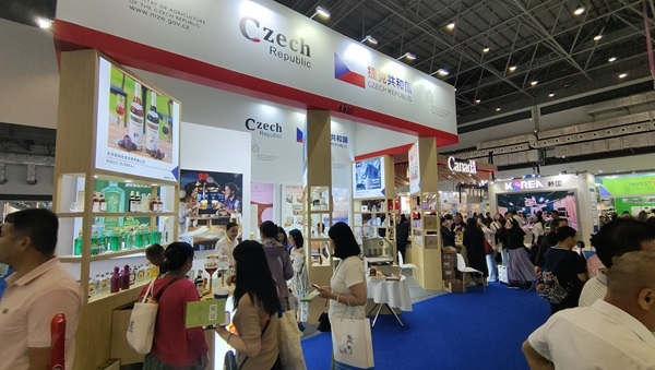 觀展者在各國展臺(tái)采購、咨詢。人民網(wǎng)記者 李彤?dāng)z