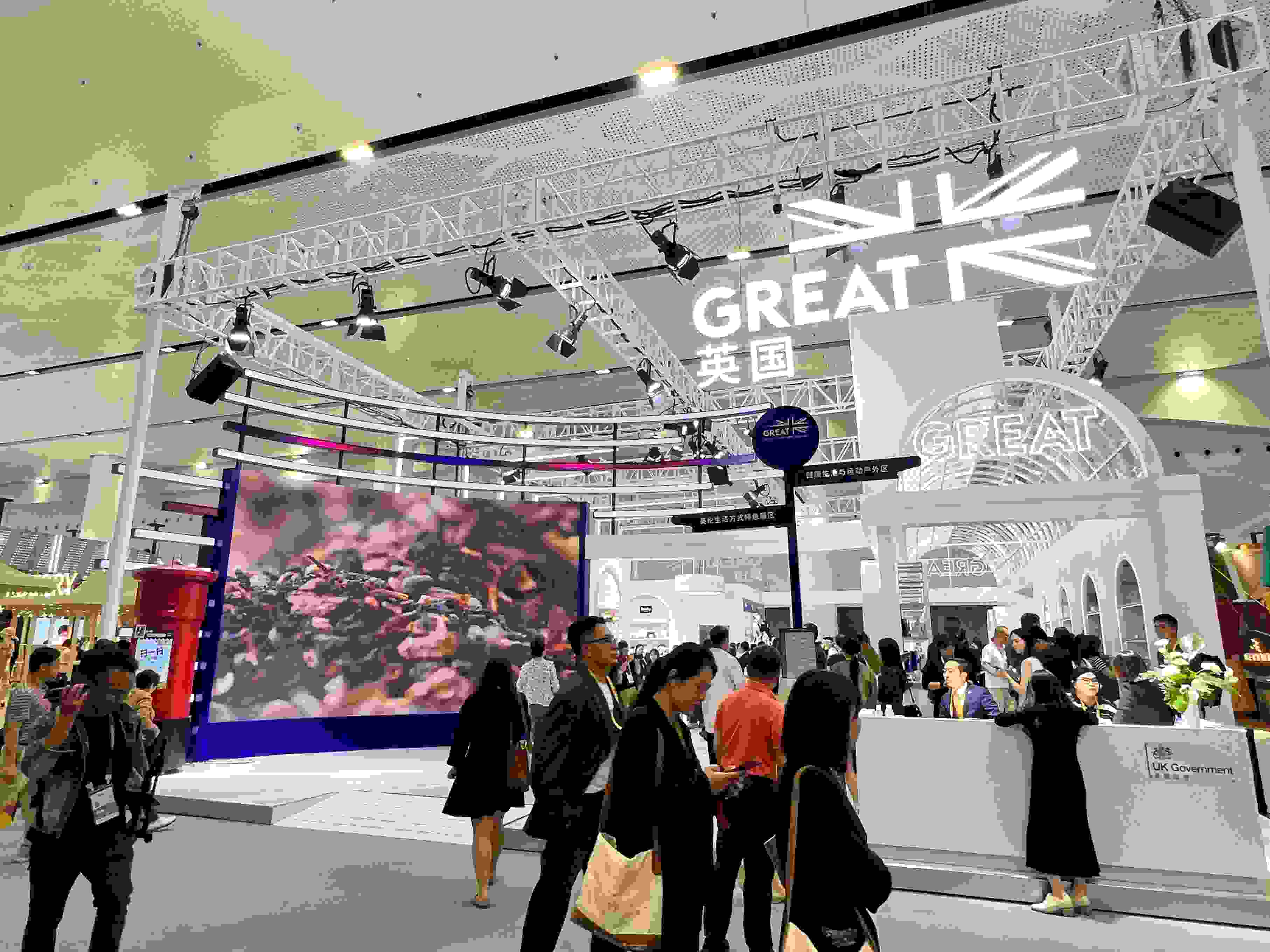 在消博會(huì)上，主賓國英國國家館開館。人民網(wǎng)記者 趙瞳攝