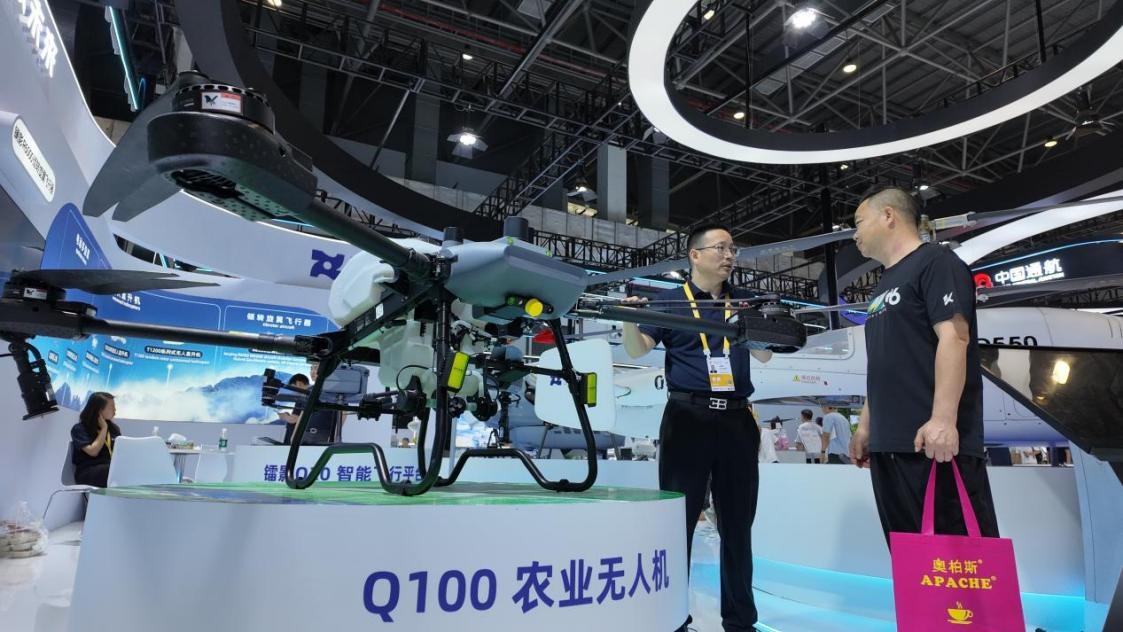 低空經(jīng)濟(jì)展區(qū)展出的農(nóng)業(yè)無人機(jī)裝備。人民網(wǎng) 歐陽易佳攝