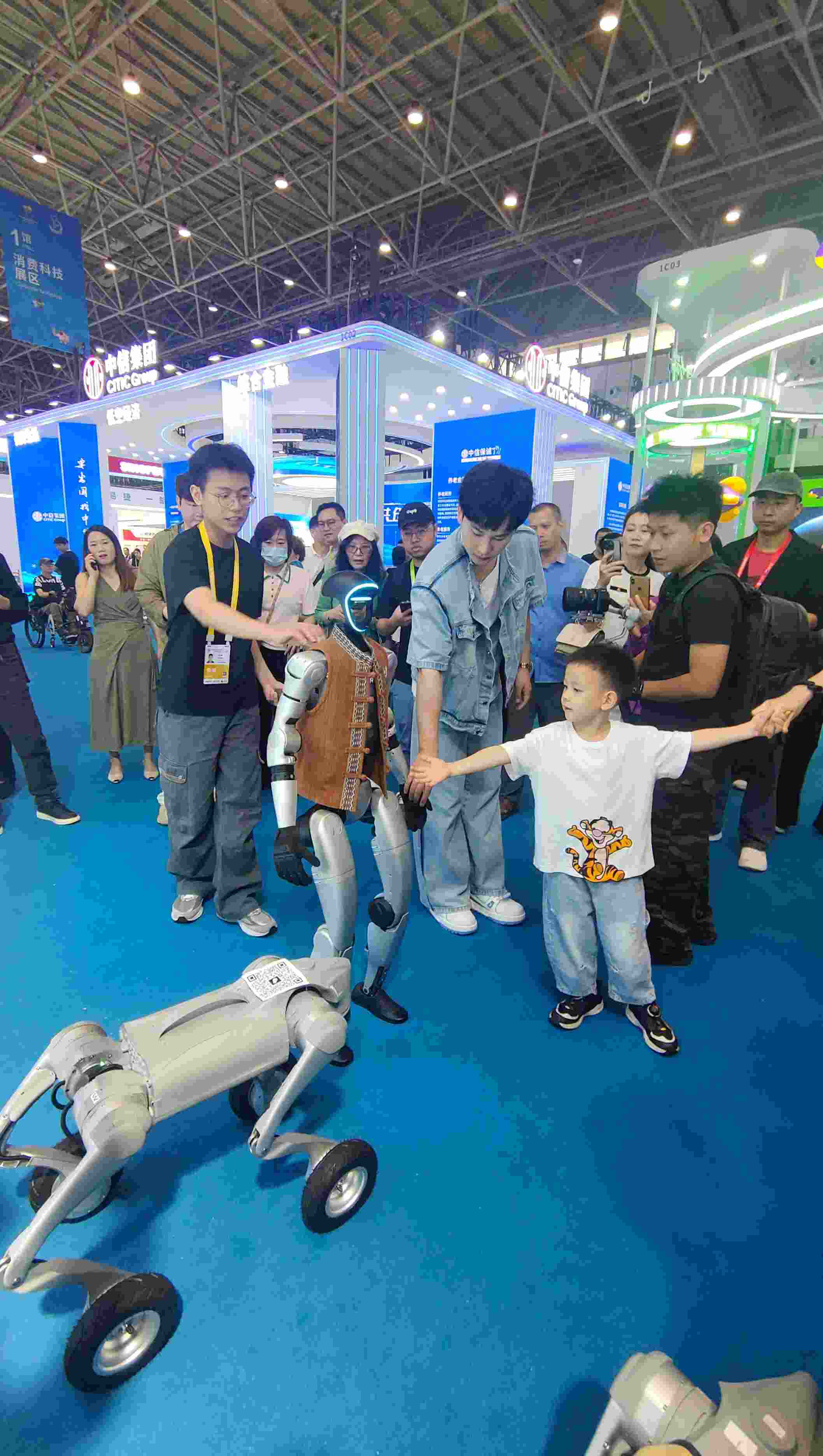 消博會(huì)現(xiàn)場(chǎng)，機(jī)器人等科技消費(fèi)產(chǎn)品吸引觀展者駐足。人民網(wǎng)記者 李彤?dāng)z