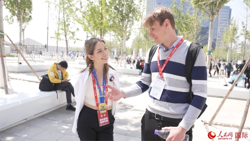 墨西哥的參賽選手阿蘭薩蘇?巴燕（左）與瑞士選手喬文韜。人民網(wǎng)記者 袁蒙攝