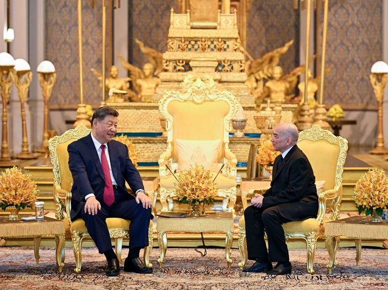 4月17日，柬埔寨國王西哈莫尼同習(xí)近平主席在金邊王宮舉行會見。