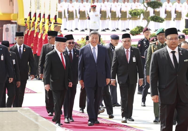 4月16日，馬來西亞最高元首易卜拉欣在馬來西亞國家王宮廣場為習(xí)近平主席舉行隆重歡迎儀式。