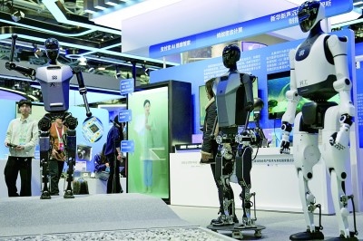 3月27日，在中關(guān)村展示中心常設展上，人形機器人“天工”向參觀者招手示意。新華社記者 鞠煥宗攝