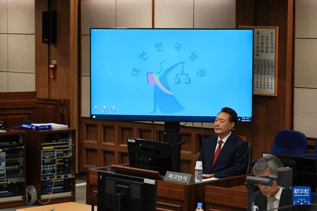 4月21日，尹錫悅在韓國(guó)首爾中央地方法院出席庭審。新華社/紐西斯通訊社