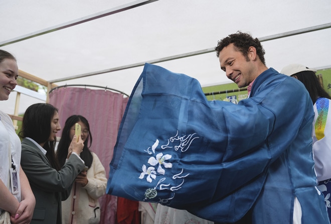 外國(guó)青年試穿漢服。中外語(yǔ)言交流合作中心供圖