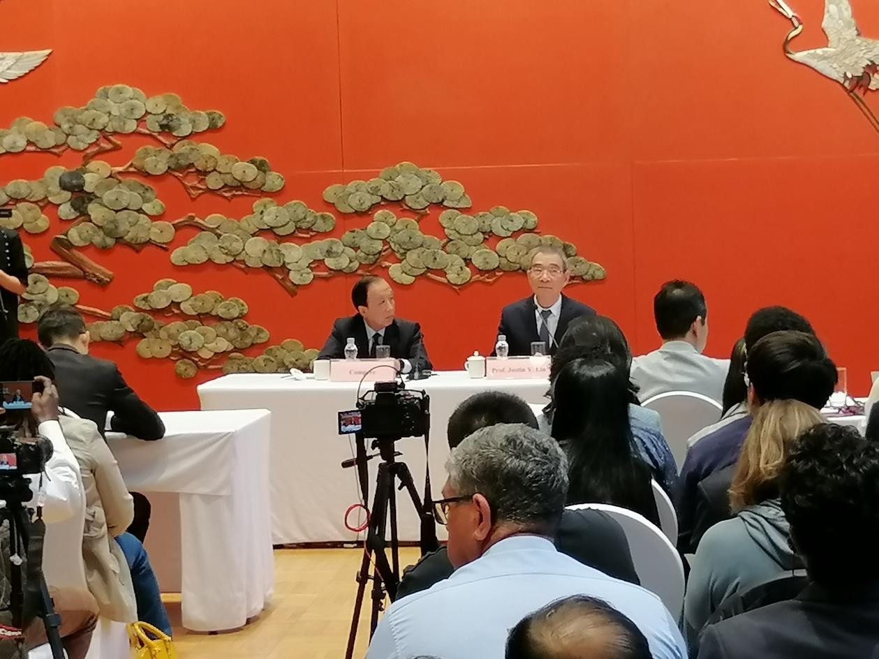 圖為21日舉行的“臨甲7號(hào)沙龍”，林毅夫（右一）在回答中外媒體記者的提問。 人民網(wǎng)記者 李瀟攝