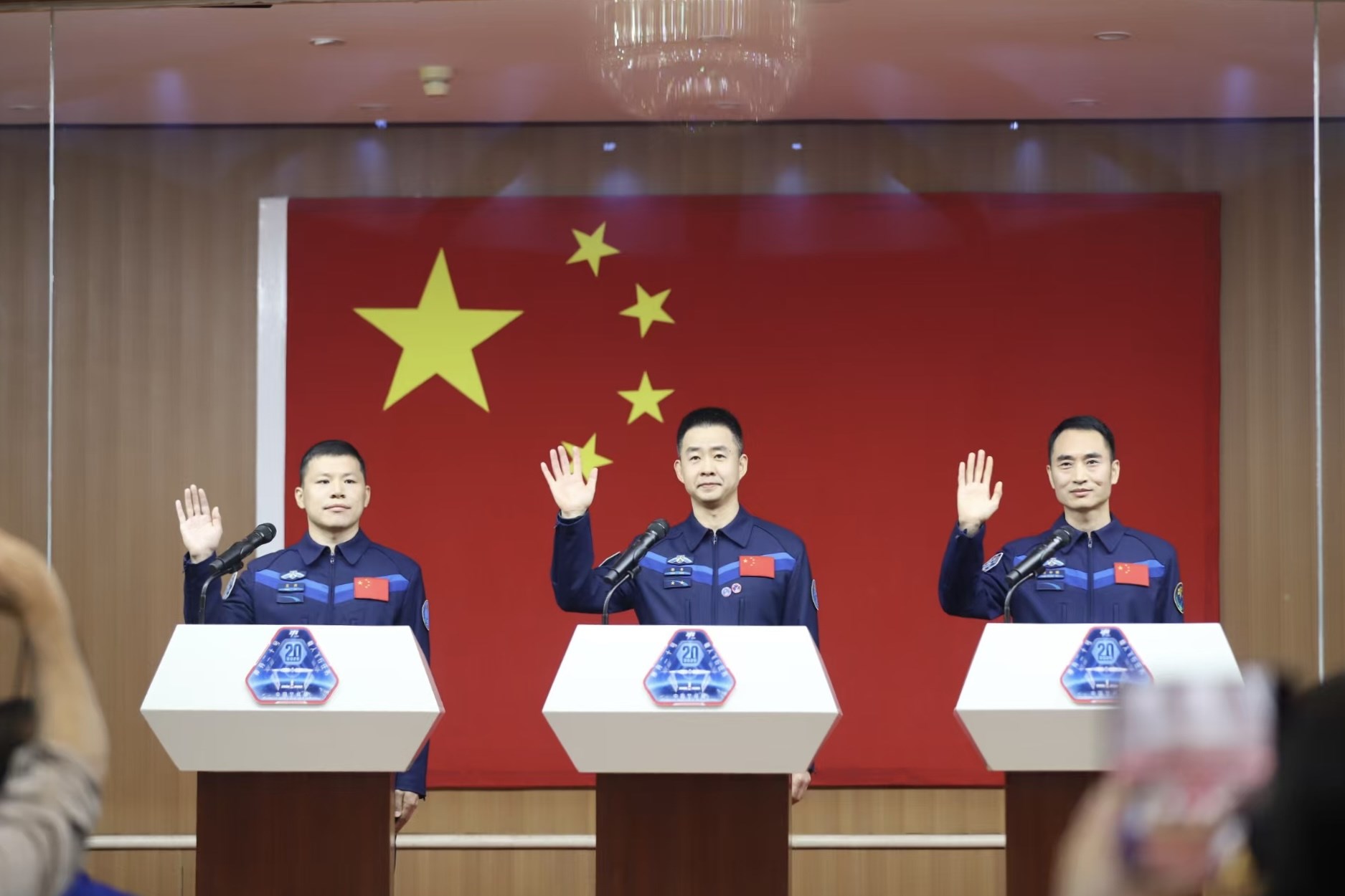 4月23日，神舟二十號航天員乘組在酒泉衛(wèi)星發(fā)射中心問天閣與中外媒體記者集體見面。人民網記者 黃帆攝