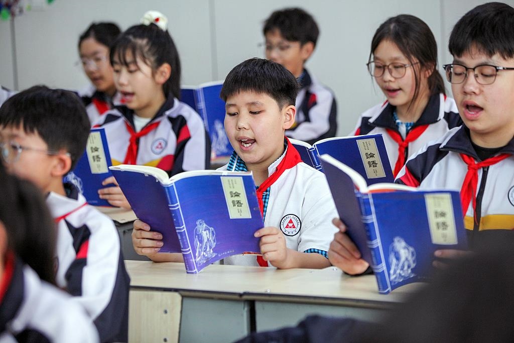 △2025年4月21日，河南焦作，學(xué)生們?cè)谡b讀《論語》。