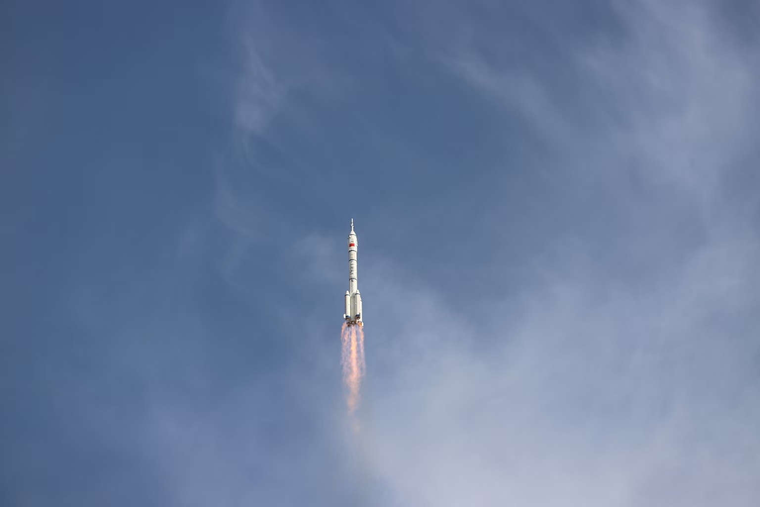 長征二號F遙二十運載火箭點火發(fā)射。人民網(wǎng)記者 黃帆攝