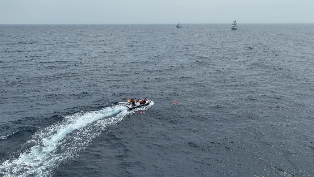 4月23日，中越海警開展海上聯(lián)合搜救演練，模擬營救落水人員。（中國海警供圖）