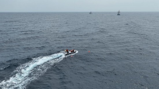 4月23日，中越海警開展海上聯(lián)合搜救演練，模擬營救落水人員。（中國海警供圖）