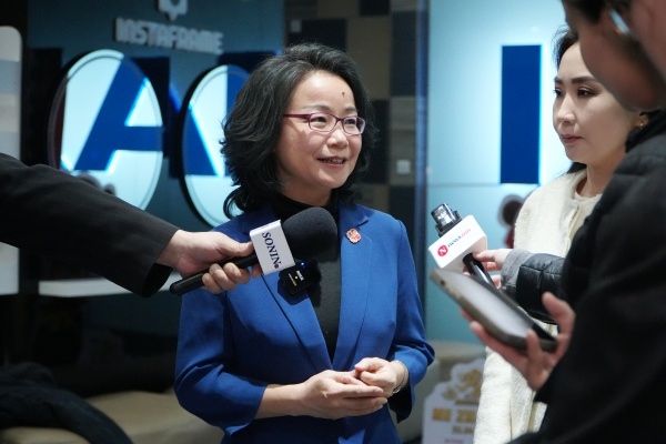 沈敏娟大使接受中蒙主流媒體采訪。中國駐蒙古國使館供圖